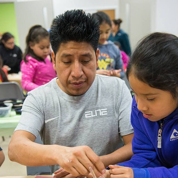 Creatividad. Un padre de familia y su hija juntos desarrollando su creatividad, este programa es posible gracias a una donación de $10 mil de Delta Dreams.