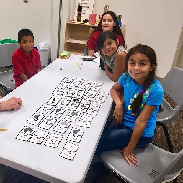 Matemáticas. Los niños aprenden las fracciones de una manera lúdica y con ayuda de materiales reciclados.