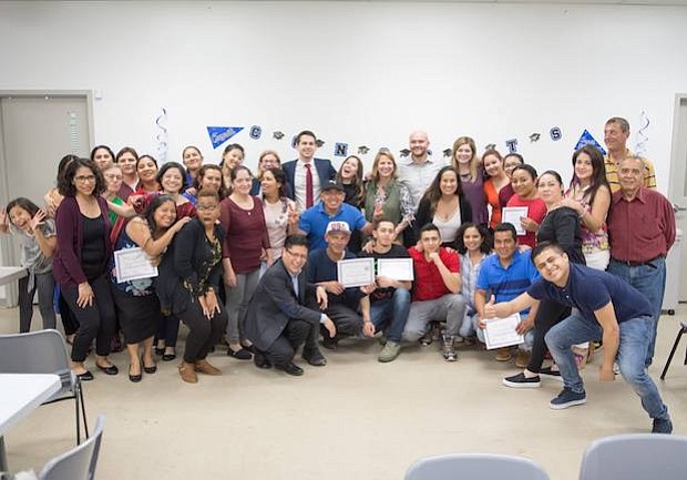 Inglés. Algunos de los vecinos del barrio conocido como Chirilagua que asistieron al segundo semestre del programa “Yo hablo inglés”.