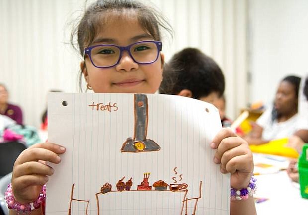 Manualidades. Una pequeña estudiante que asiste al programa Kids Club muestra su trabajo manual que hizo en Casa Chirilagua.