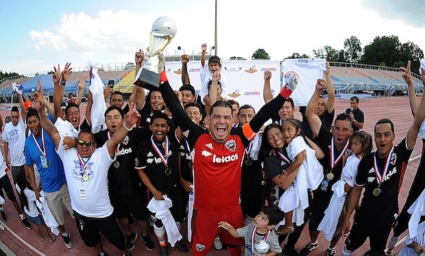 Walter Perdomo de Adi United levanta la copa de campeón del Torneo Apertura de la American Soccer League 2018 al derrotar a LJB Towing 4-1 en tiros de penal.