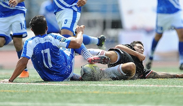Jugador del LJB Towing pelea por el balón con un integrante del Adi United, escuadra que quedó campeona del Torneo Apertura de la American Soccer League.