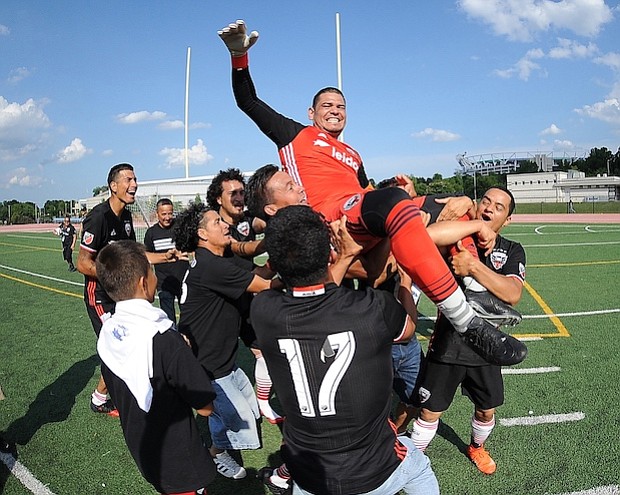 Walter Perdomo es levantado por los integrantes del equipo en celebración después de ganar el Torneo Apertura de la American Soccer League 2018.