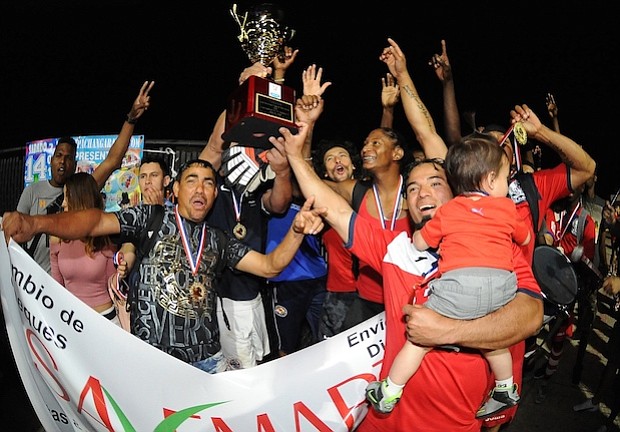 Integrantes del Olimpia FC festejan su victoria en la final del Torneo de la Copa Savemart de la Hispanic International Soccer League.