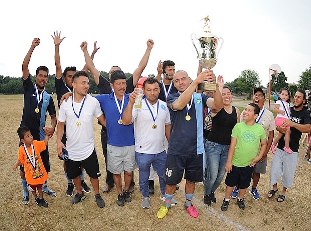 Deportivo Antigua levanta el trofeo de Campeones de la Copa Megamart de la Liga Guatemalteca Soccer MD.