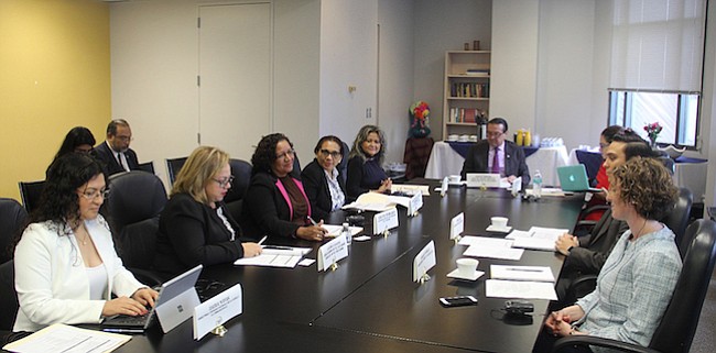 Delegación de El Salvador visitó centro de detención en Virginia