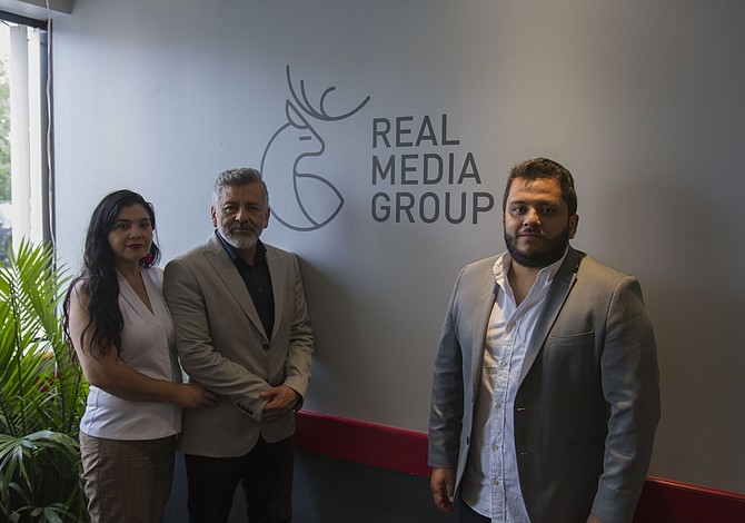 Grupo de medios de empresario latino local presenta innovaciones para radios de Boston