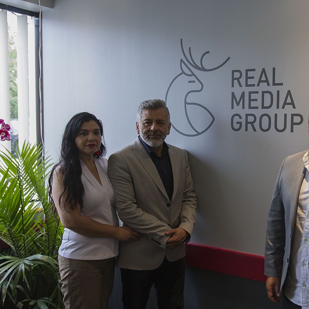 Luis Morales (izq), propietario de Real Media Group y Tony Morales Jr., gerente del grupo.