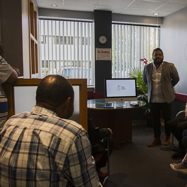Tony Morales Jr., gerente del grupo presentando al público los planes para la Super 1300 AM.