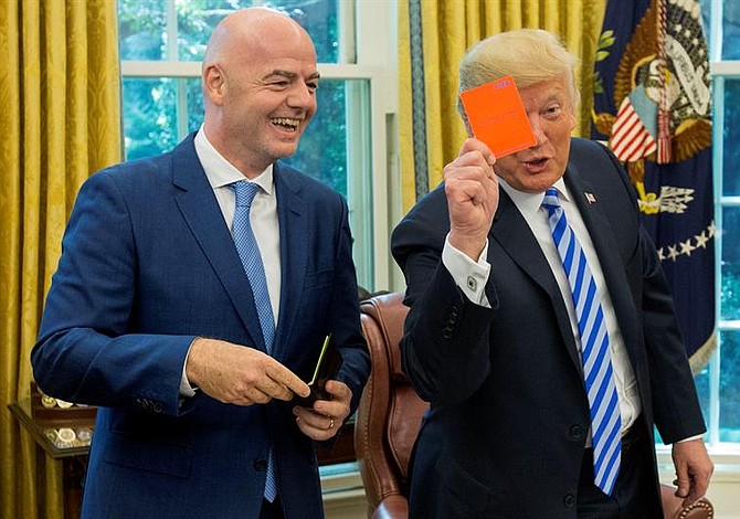 Presidente de FIFA le da “clase de fútbol” a Donald Trump