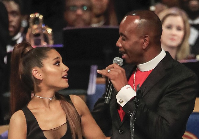 Obispo se disculpó con Ariana Grande por “manoseo” durante funeral de Aretha Franklin
