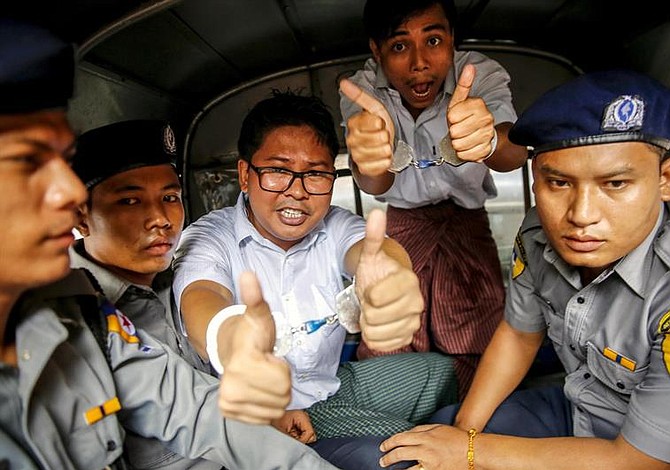 Dos periodistas de Reuters fueron sentenciados a la cárcel en Myanmar