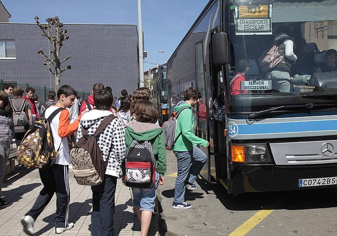Tres jóvenes condujeron autobús escolar luego de que conductor muriera