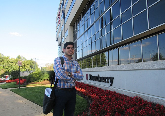 Latinos en STEM: Ingeniero mecánico ama sus raíces latinas