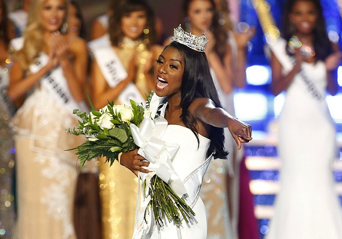 Representante Nueva York se corona Miss America sin desfilar en traje de baño