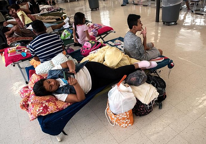 Prometen no detener a indocumentados que lleguen a refugios por paso de Florence