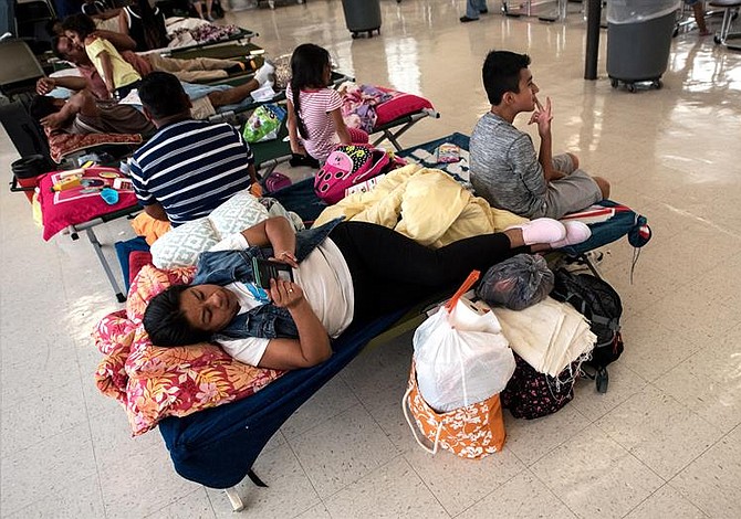 Prometen no detener a indocumentados que lleguen a refugios por paso de Florence