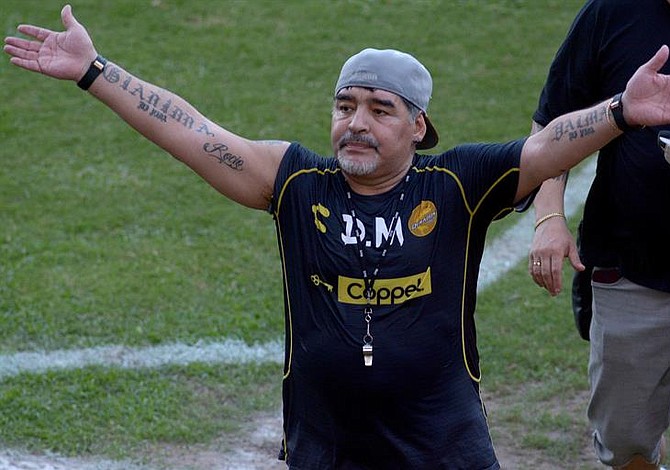 Maradona recibe trato de estrella de rock en Culiacán