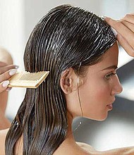 PRUÉBALO. Péinate el cabello antes de lavarlo, eso evitará que se enrede innecesariamente cuando lo laves. Acondicionarlo también ayuda.