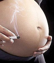 POR DESCONOCIMIENTO. Las mujeres fumadoras gestantes pueden exponer a sus bebés a una muerte súbita o pueden afectar el desarrollo y crecimiento de sus hijos.