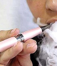 LA MISMA COSA. El cigarrillo electrónico es publicitado como alternativa para quienes buscan dejar el tabaco. Para la FDA son igual de dañinos.