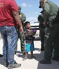 POSICIÓN OFICIAL. La Administración Trump ha insistido en que muchos adultos capturados en la frontera Sur se hacen pasar por padres de niños indocumentados cuando en realidad son traficantes de personas.