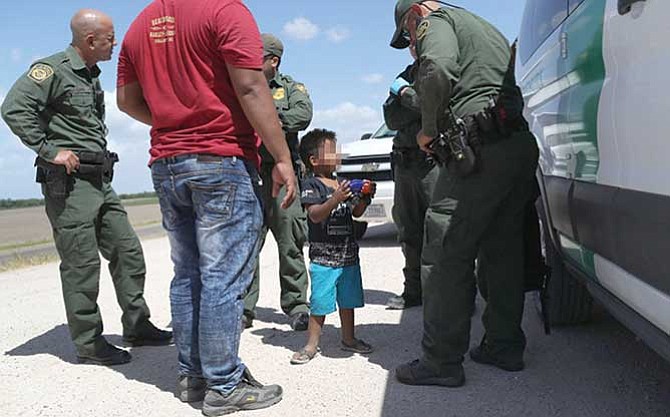 POSICIÓN OFICIAL. La Administración Trump ha insistido en que muchos adultos capturados en la frontera Sur se hacen pasar por padres de niños indocumentados cuando en realidad son traficantes de personas.