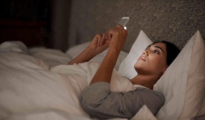 Celulares y redes sociales, enemigos del sueño de los adolescentes en EE.UU.