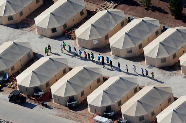 Hijos de inmigrantes son trasladados a campamento en Texas