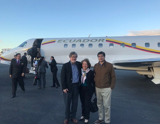 La cónsul de Ecuador en Boston, Beatriz Stein; el Embajador Francisco Carrión y el Canciller José Valencia, antes de que el presidente Lenín Moreno abordara el avión presidencial que lo llevó de regreso a Ecuador tras su visita a Boston.