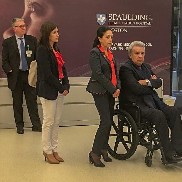 El Presidente y la Primera Dama de Ecuador cuando visitaban el hospital Spaulding que brinda rehabilitación a pacientes con discapacidades.