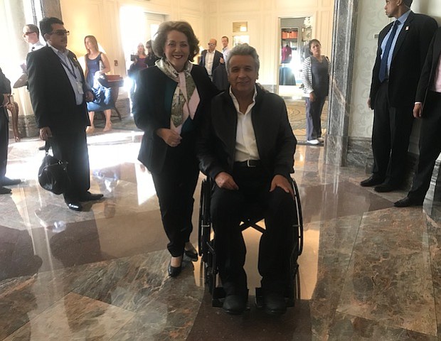 El Presidente de Ecuador, Lenín Moreno y la Cónsul de Ecuador en Boston, Beatriz Stein, despidiendo de Boston al Mandatario.