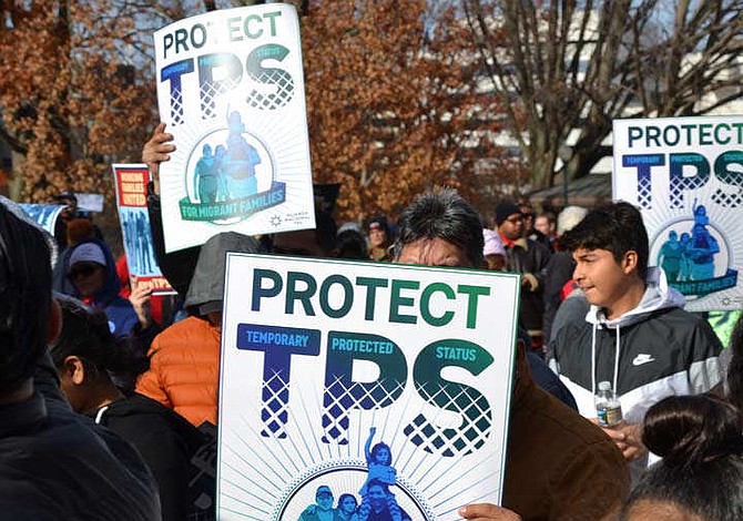 Congresistas plantean ofrecer ciudadanía a personas con TPS