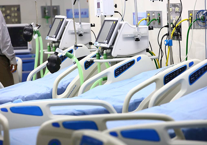 Inmigrantes aportan más a seguros de salud y los usan menos