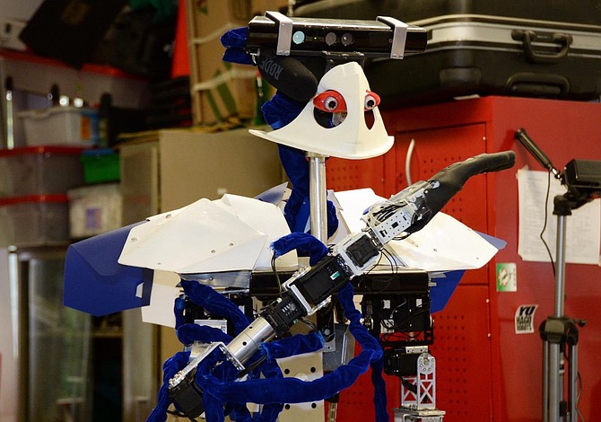 “Justina”, la robot mexicana que atiene tareas del hogar
