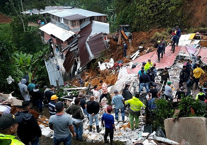 Más de 10 muertos por derrumbe en Colombia