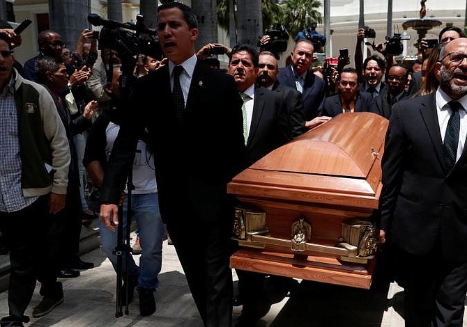 Francia llama a embajador de Venezuela tras muerte del concejal opositor