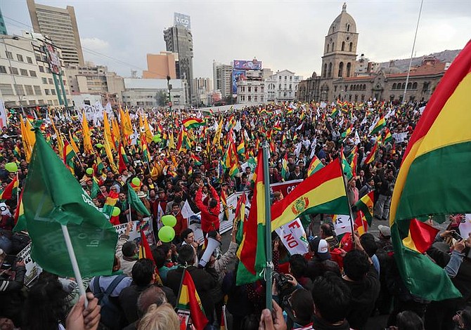 Miles de bolivianos protestaron en contra de la reelección presidencial