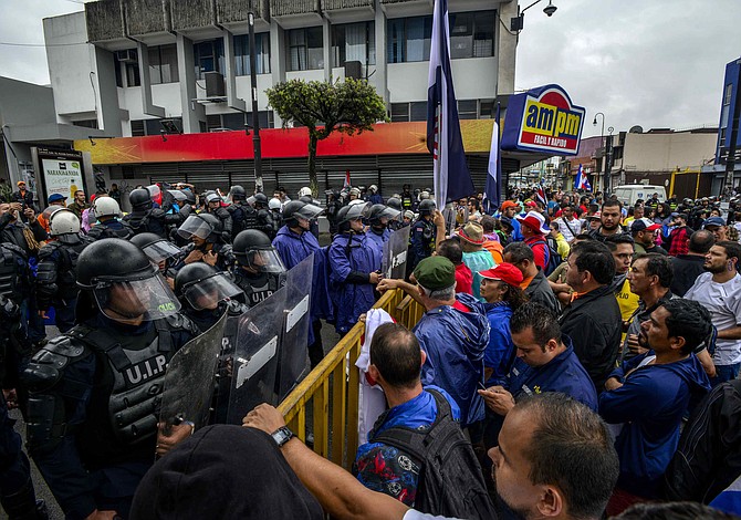 Ajustes fiscales: Gremios de Costa Rica denuncian que presidente Alvarado no quiere dialogar