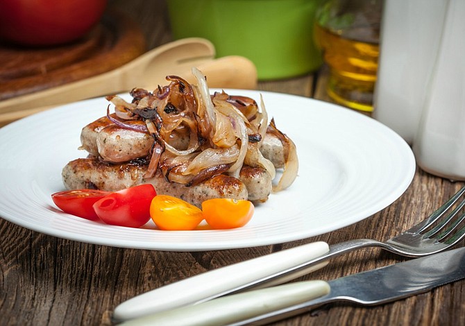 Salchichas frescas con cebolla y cerveza