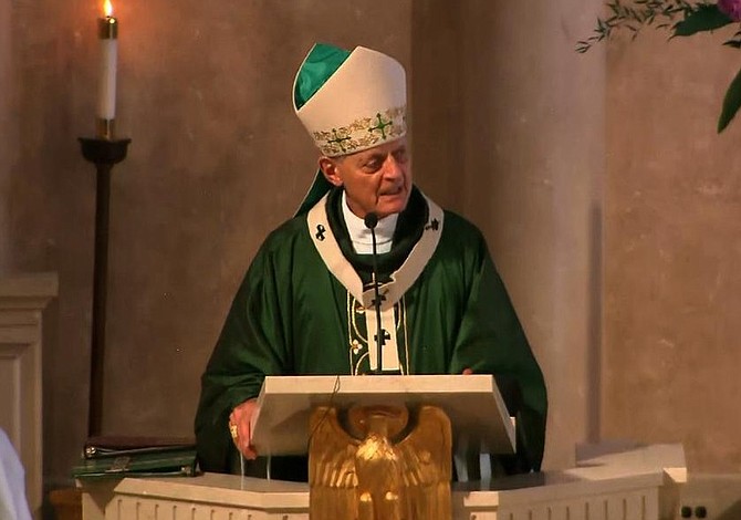 El papa aceptó renuncia de arzobispo de Washington acusado de encubrir abusos