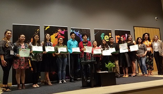 Estudiantes que participaron en Feipol, junto a organizadoras
