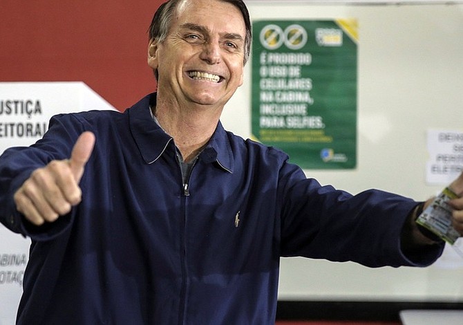 Bolsonaro ganaría elecciones en Brasil con 57% del apoyo