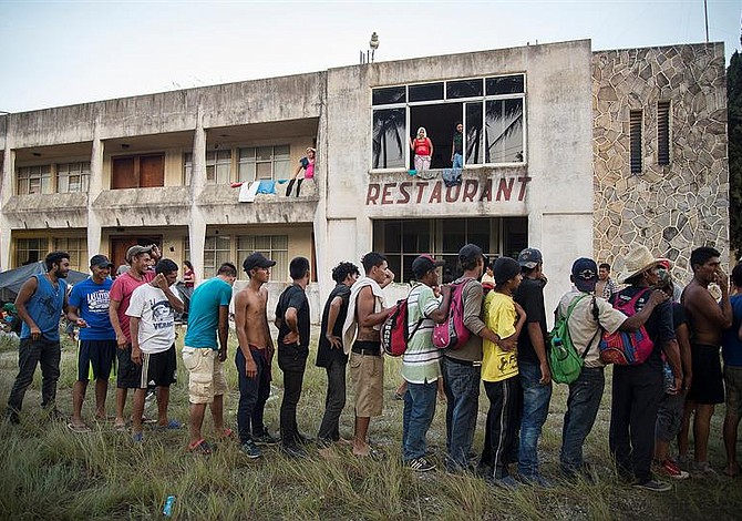 Segunda caravana de salvadoreños cruza México