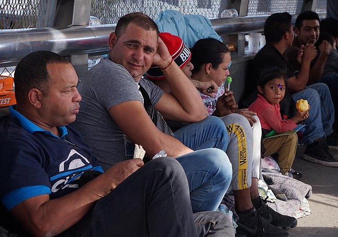 Cubanos quieren cruzar hacia EE.UU. antes de que llegue la caravana de centroamericanos