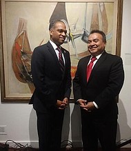 Herencia. El concejal del Distrito 4 de Washington, Brandon Todd, junto secretario general adjunto de la OEA, embajador Néstor Méndez, durante el panel para celebrar la diversidad de Latinoamérica.