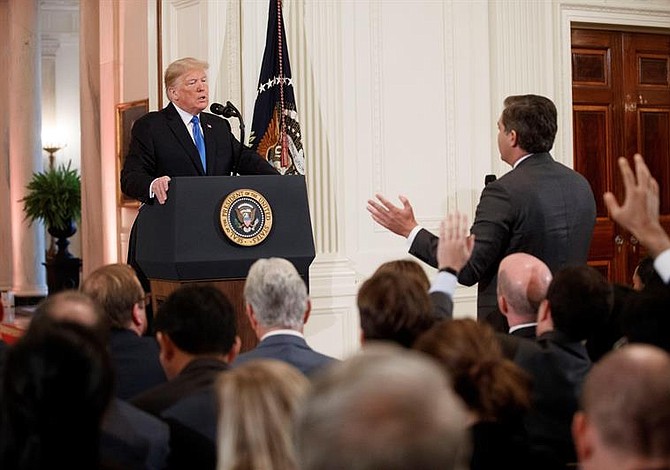 Donald Trump tiene intercambio de palabras con Jim Acosta, reportero de CNN
