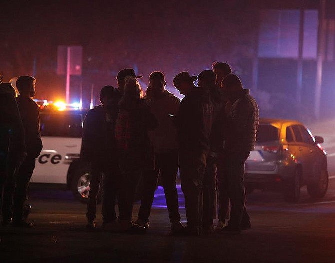 ESTADOS UNIDOS - Amigos de los presentes en el tiroteo del bar Borderline esperan para recibir noticias suyas, en la localidad de Thousand Oaks, California. Al menos 12 personas han muerto en este tiroteo perpetrado por un individuo aun sin identificar, que también ha sido encontrado muerto en el interior del bar.