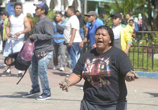 Más de 20 lesionados dejó enfrentamiento entre vendedores informales y agentes del CAM en El Salvador