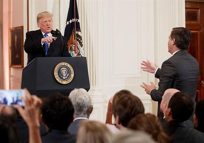 Juez en EE.UU. ordena a la Casa Blanca devolver pase de prensa a CNN